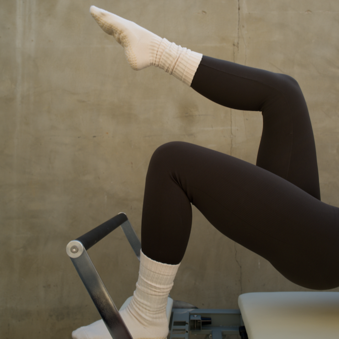 SCRUNCH GRIP SOCKS IN BEIGE